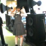 ロリータちゃん、巨大スピーカーに遭遇す
