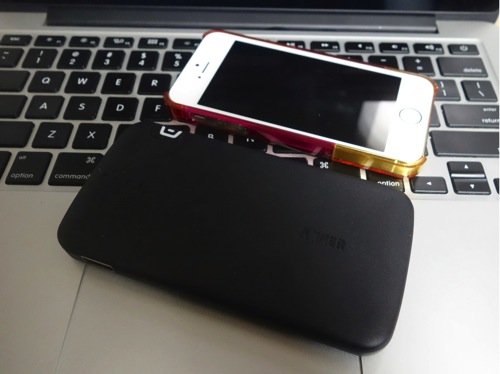 iPhoneを重ねて持ちながら充電できる薄型のモバイルバッテリーを買ってみた