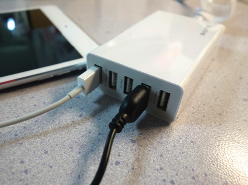 5つのガジェットを1つのコンセントで同時に充電できるAnker 5ポート USB急速充電器
