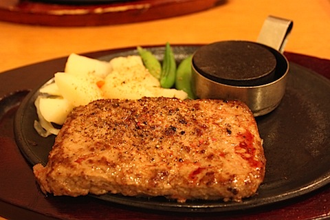 COCO’SでMixペッパーのビーフハンバーグステーキ食べた