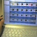 電車内でロリータ写真をセレクト中