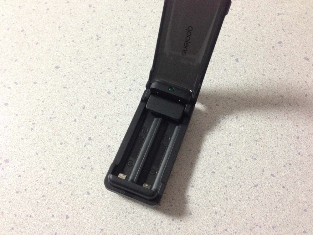 eneloop-chargepad-20130122-120723.jpg キャリングケースのふたを開いてみたところ