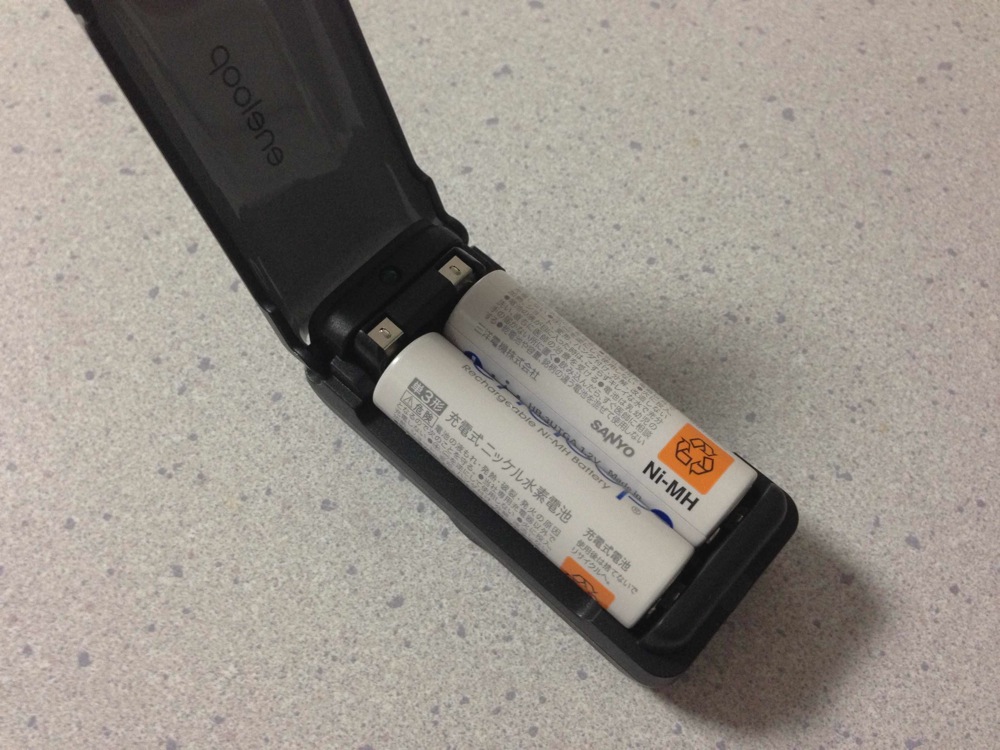 eneloop-chargepad-20130122-121334.jpg キャリングケースにエネループを入れてみたところ