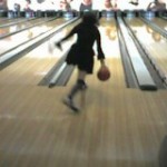 ボーリングに興じるゴスロリちゃん