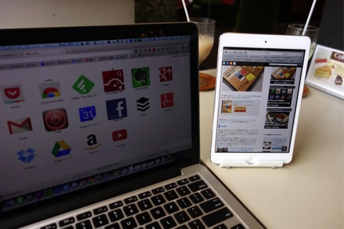 iPad・iPad miniを立てて使えるスタンドがめっちゃ便利！パソコンのお供にも！