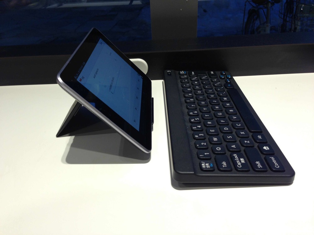 ポケモンキーボードとNexus7を横から見たところ