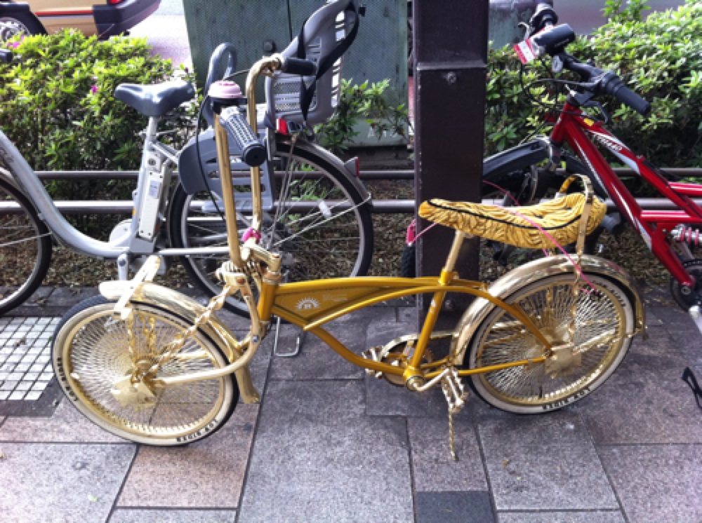 表参道で見かけた、黄金の自転車