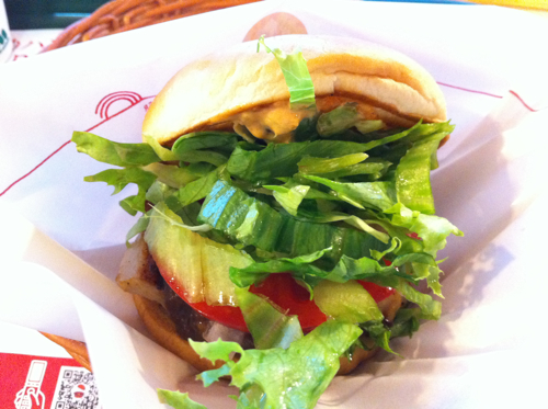 「ピリ辛“フルーツ味噌”チキン バーガー」を「モスバーガー」で食す！