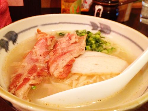 アッサリした味！ 東京・中野にある「たいよう食堂」で「骨付き角煮 ソーキそば」を食す！